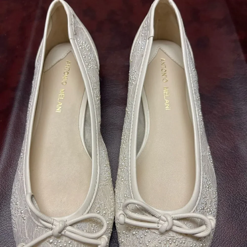 Antonio Melani new off white beige‎ lace embellished flats, size 6 1/2